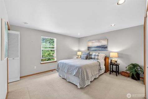 516 Wana Wana Place NE Tacoma WA 98422