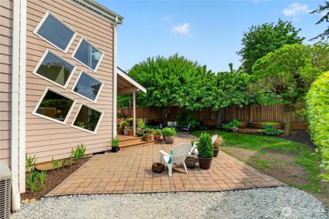 516 Wana Wana Place NE Tacoma WA 98422