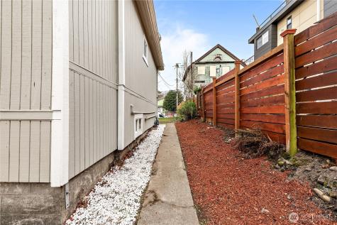 1521 E Spruce Street Seattle WA 98122