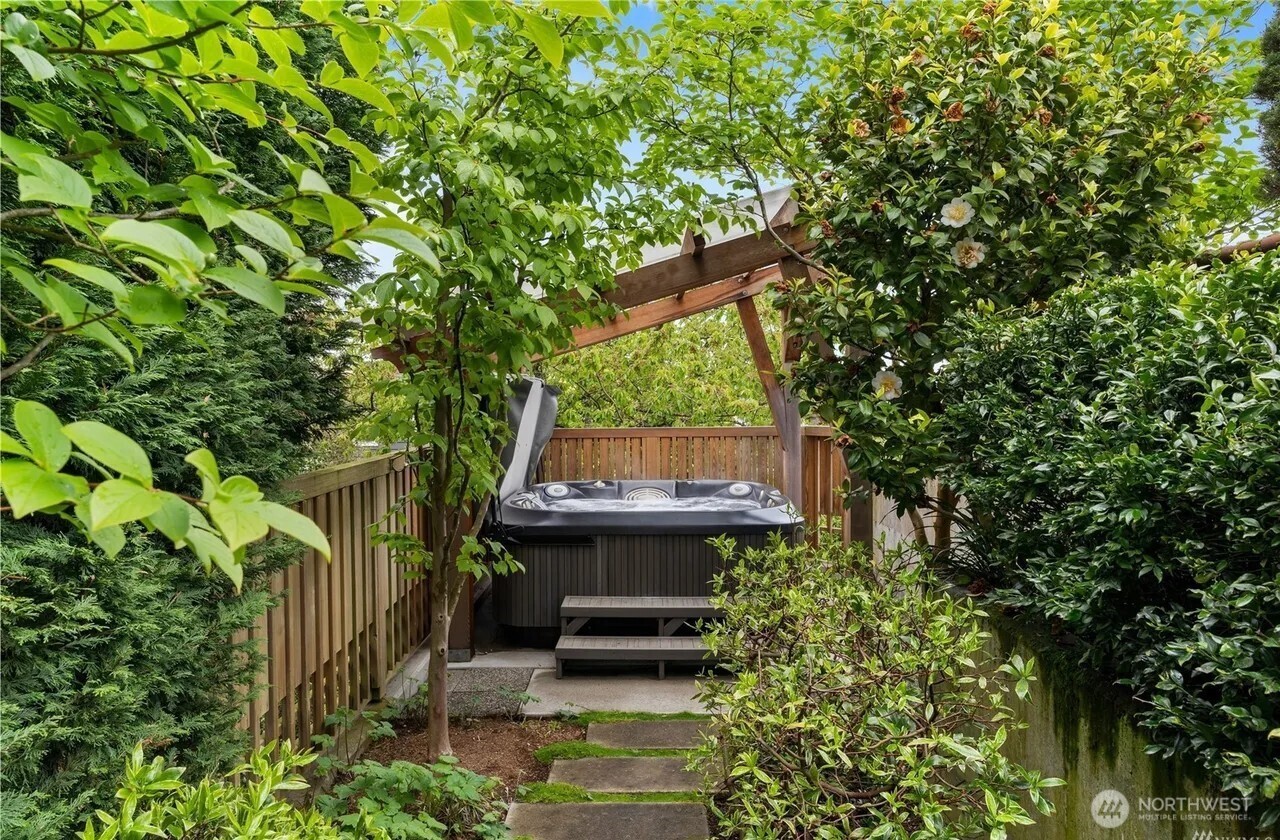 7044 50th Avenue NE Seattle WA 98115