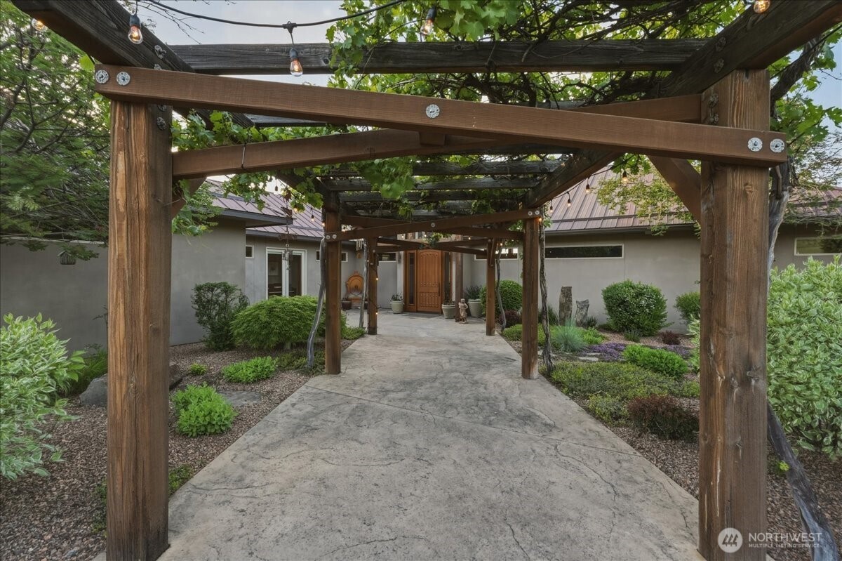 825 Hawks Meadow Road Chelan WA 98816