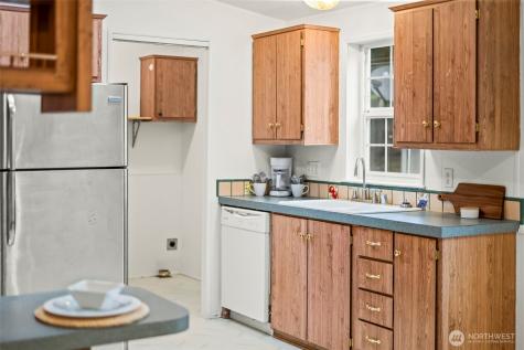 998 Mahogany Lane NW Bremerton WA 98383