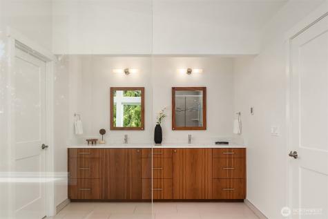 12516 Phinney Avenue N Seattle WA 98133