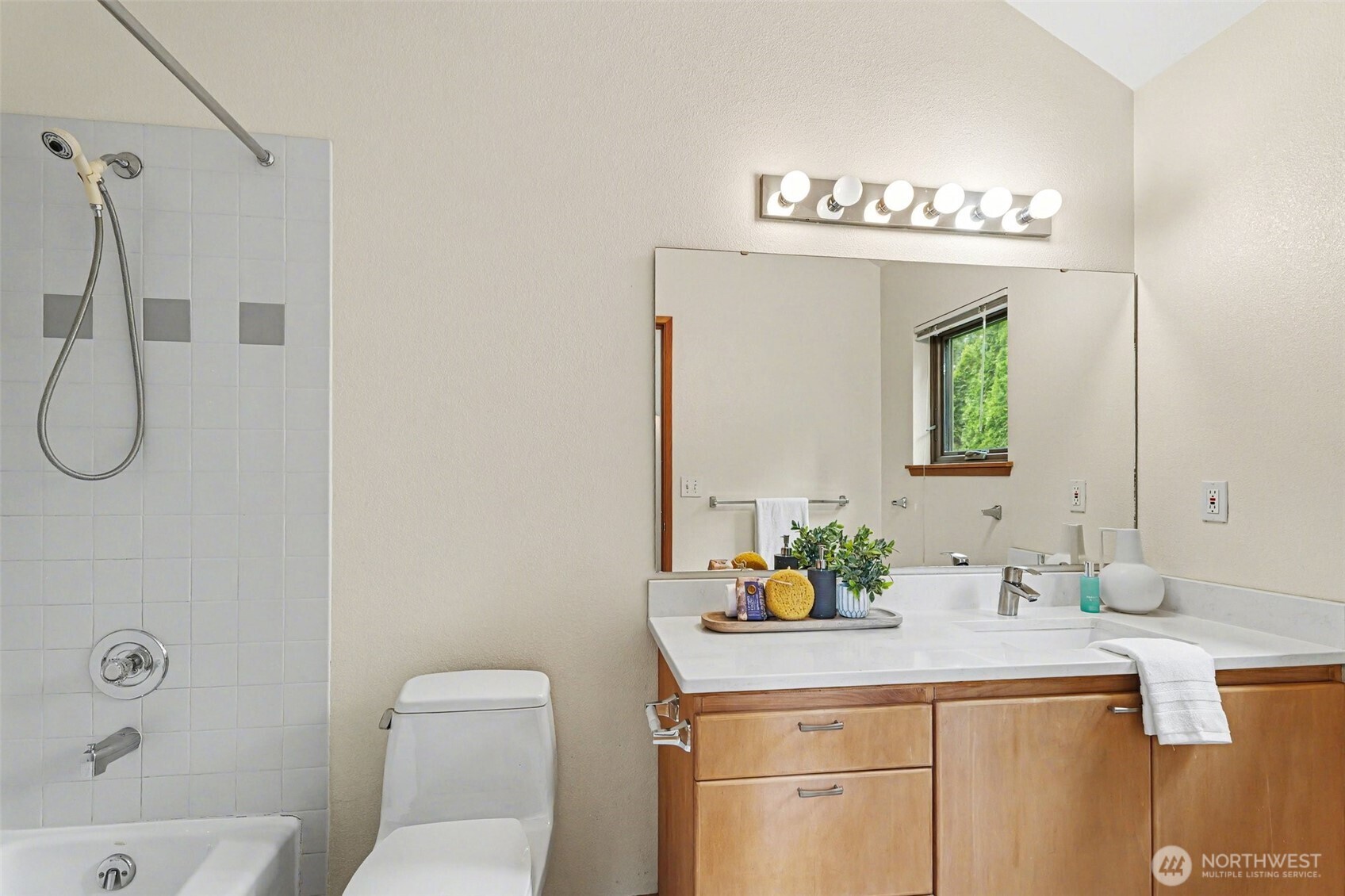 6186 NE 195th Court Kenmore WA 98028