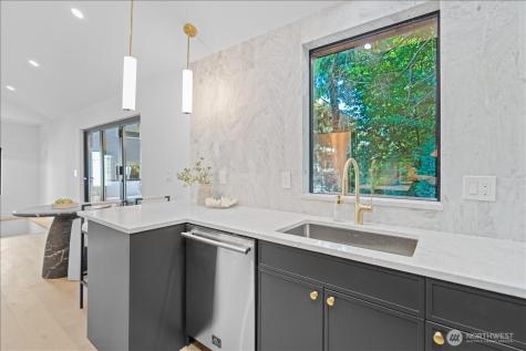 4011 SW Maryland Place Seattle WA 98116