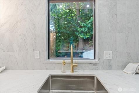 4011 SW Maryland Place Seattle WA 98116