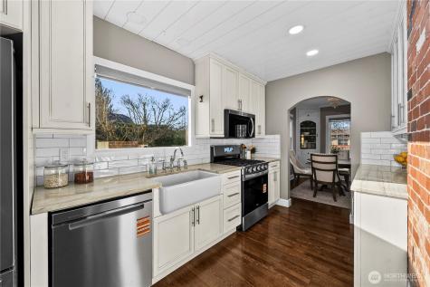 926 Lewis Avenue Sumner WA 98390