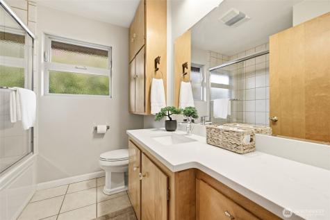 4019 SW Henderson Street Seattle WA 98136
