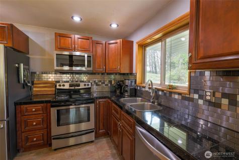 27 Olson Road Quinault WA 98575