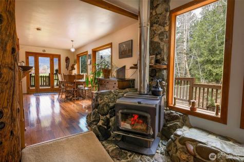27 Olson Road Quinault WA 98575