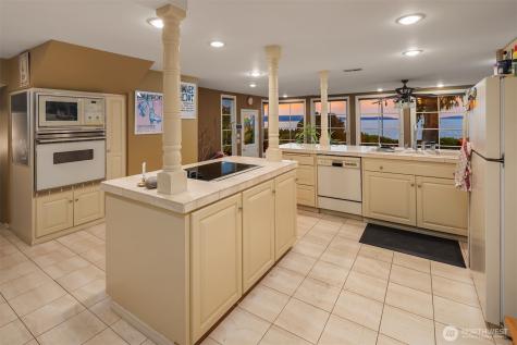 3727 Shore Avenue Everett WA 98203