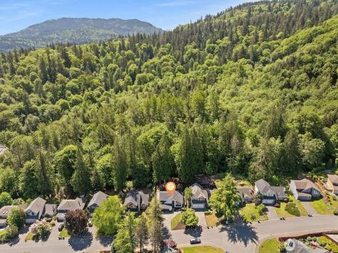 2425 NW Oakcrest Drive Issaquah WA 98027