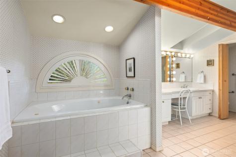 4331 Rhodes End NE Bainbridge Island WA 98110
