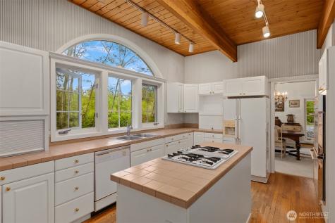 4331 Rhodes End NE Bainbridge Island WA 98110