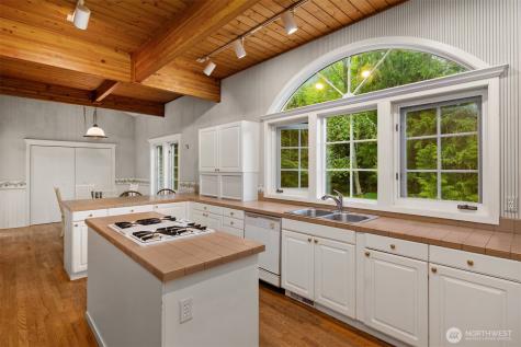 4331 Rhodes End NE Bainbridge Island WA 98110