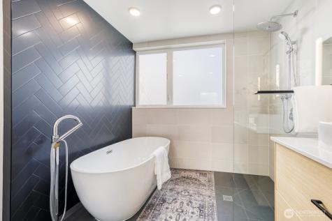 517 Howe Street Seattle WA 98109