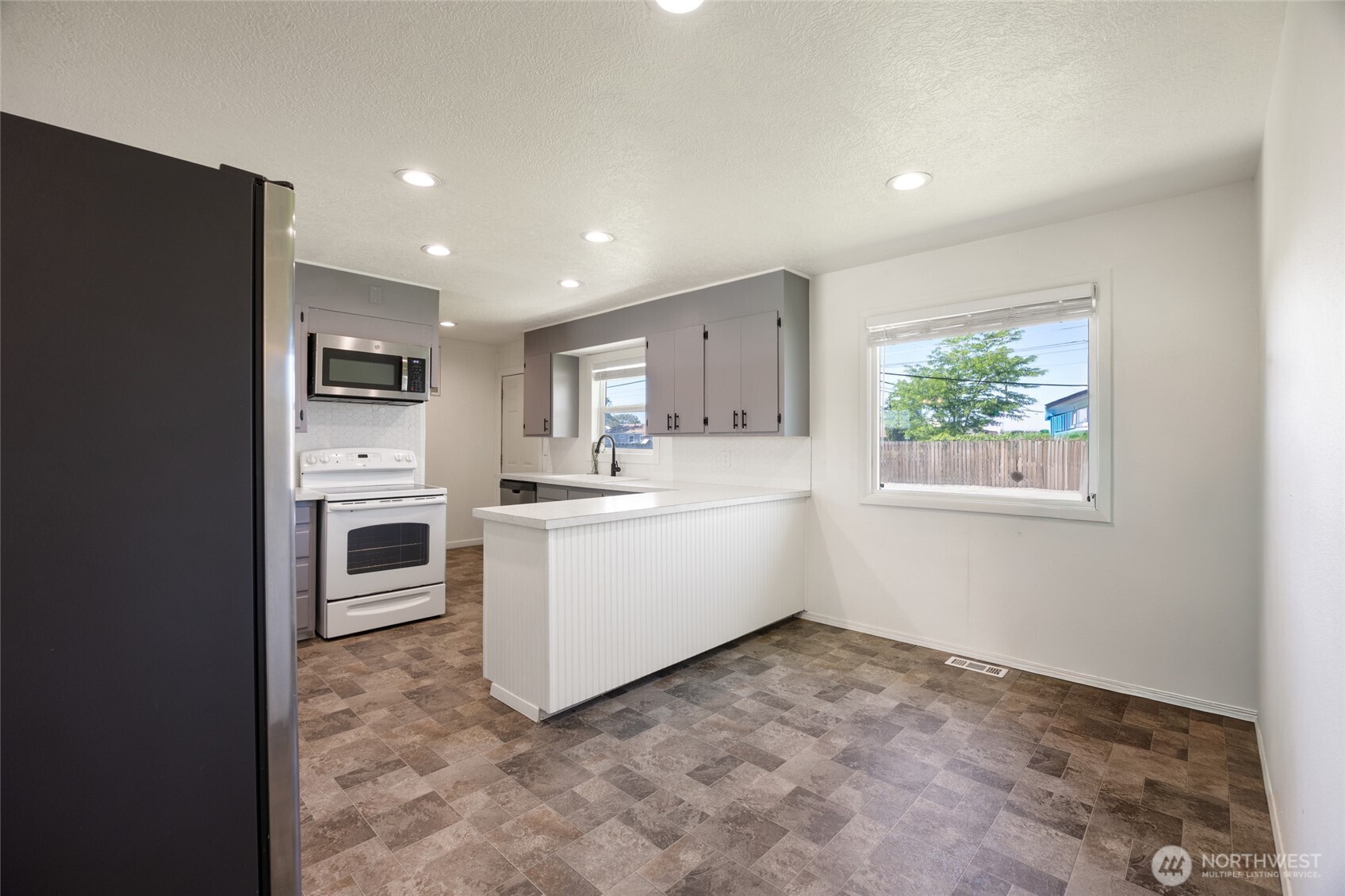 1046 W Gem Avenue Moses Lake WA 98837