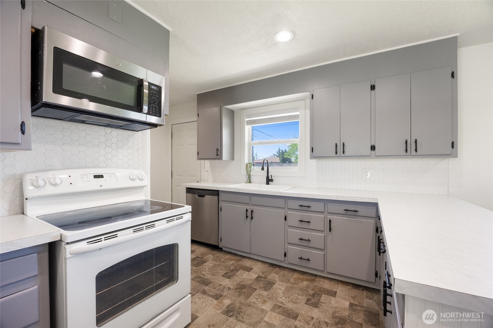 1046 W Gem Avenue Moses Lake WA 98837