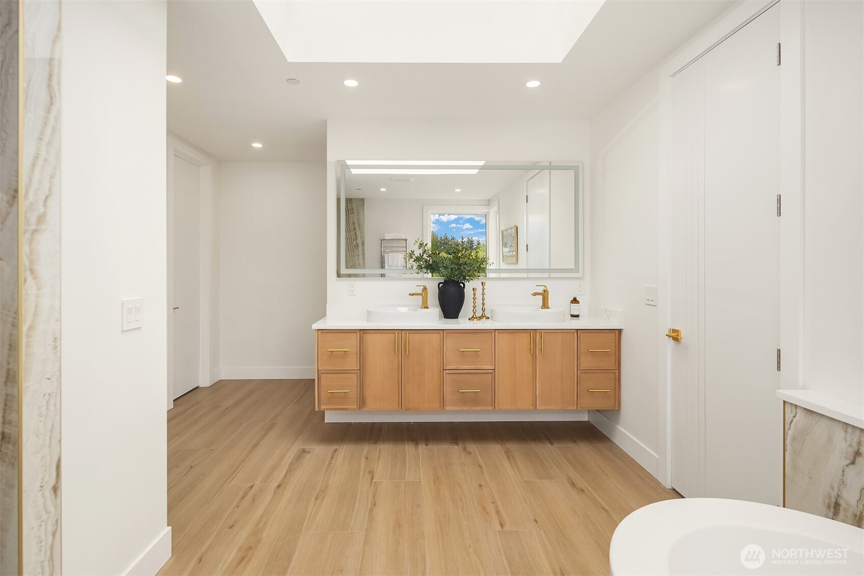 1810 91st Place NE Clyde Hill WA 98004