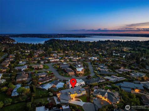 1810 91ST Clyde Hill WA 98004