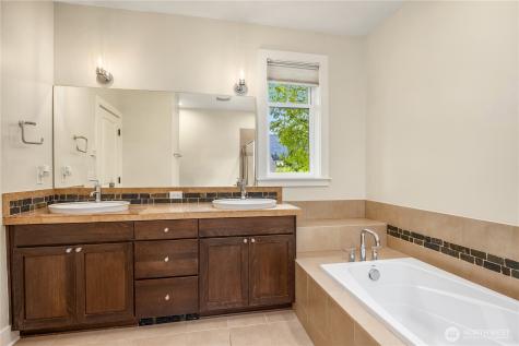 1186 NE Park Drive NE Issaquah WA 98029