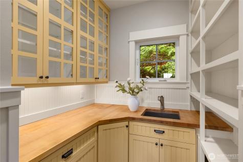 4548 Island Avenue NE Bainbridge Island WA 98110