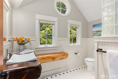4548 Island Avenue NE Bainbridge Island WA 98110