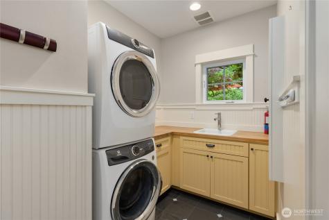 4548 Island Avenue NE Bainbridge Island WA 98110