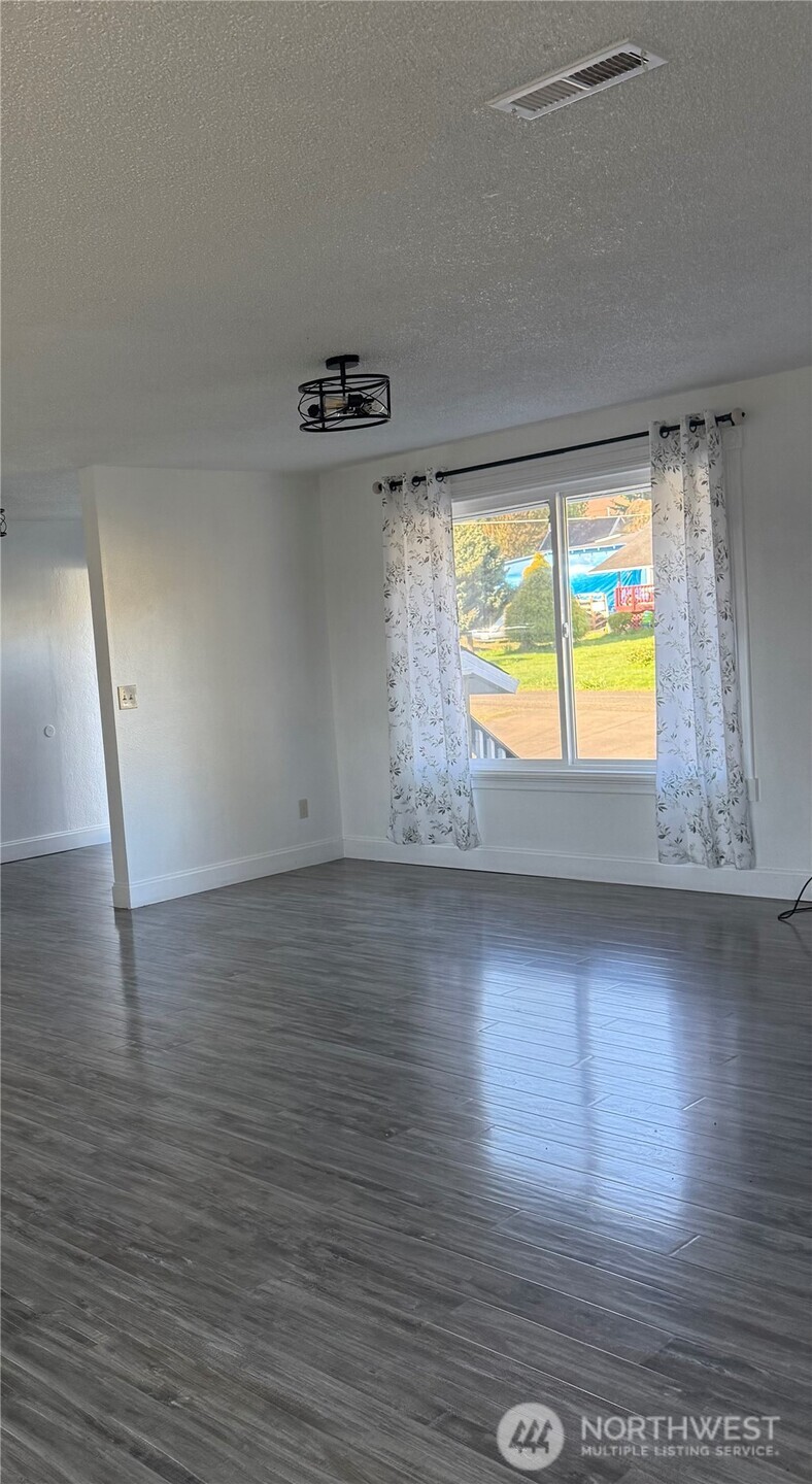 1017 Ballentine Street Raymond WA 98577