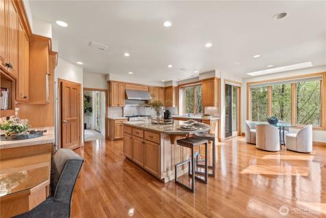 818 Windsor Drive SE Sammamish WA 98074