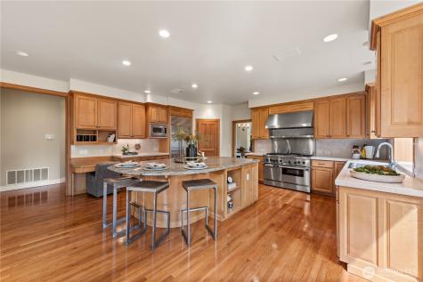 818 Windsor Drive SE Sammamish WA 98074