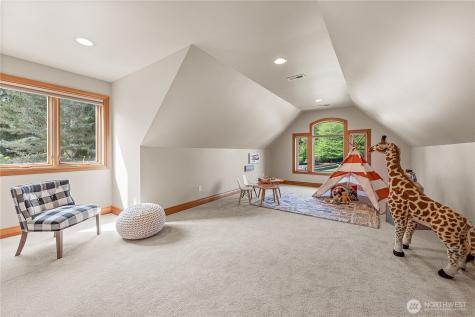 818 Windsor Drive SE Sammamish WA 98074