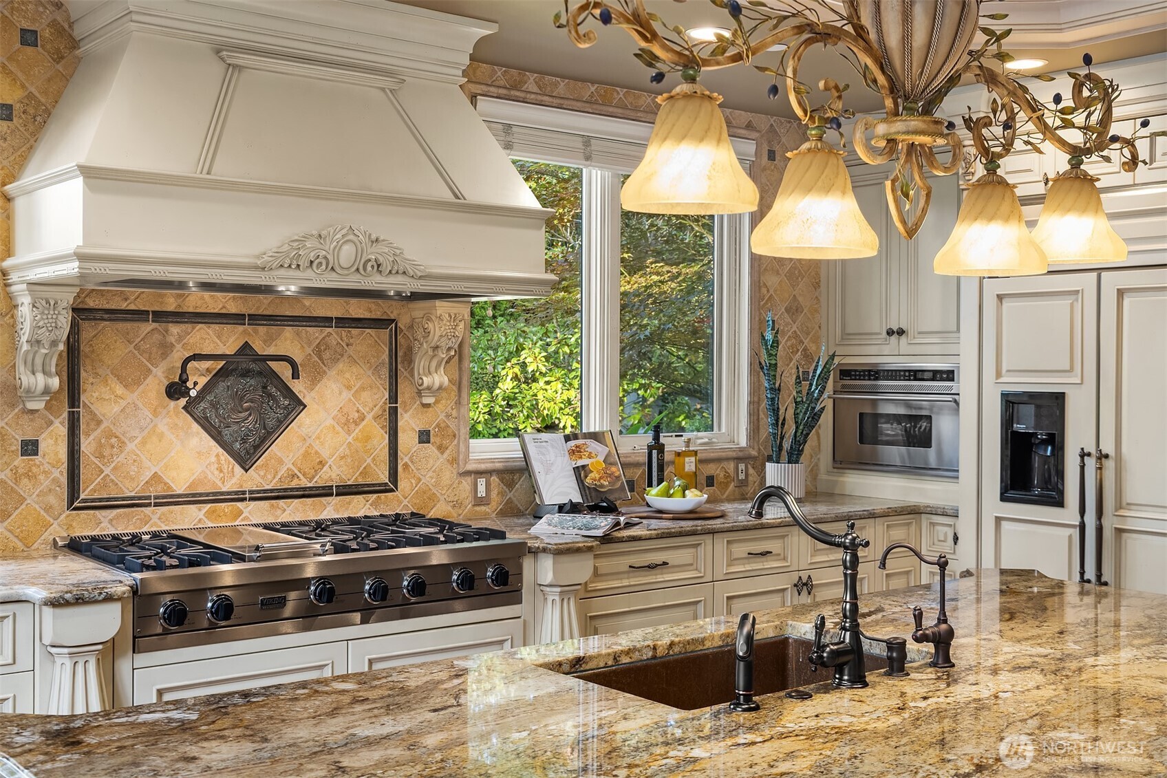 8638 NE 19th Place Clyde Hill WA 98004