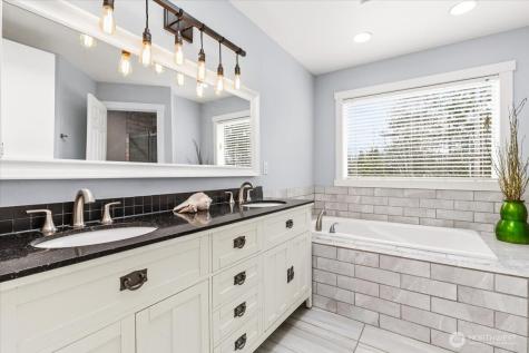 13721 SE 255th Place Kent WA 98042