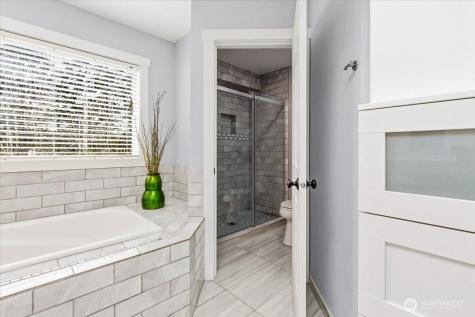 13721 SE 255th Place Kent WA 98042
