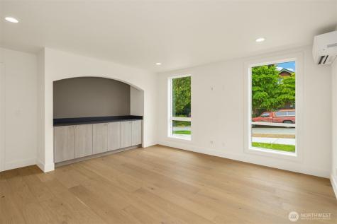 102 NE 44th Street Seattle WA 98105