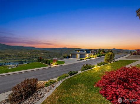 2741 SE Falcon View Drive East Wenatchee WA 98802