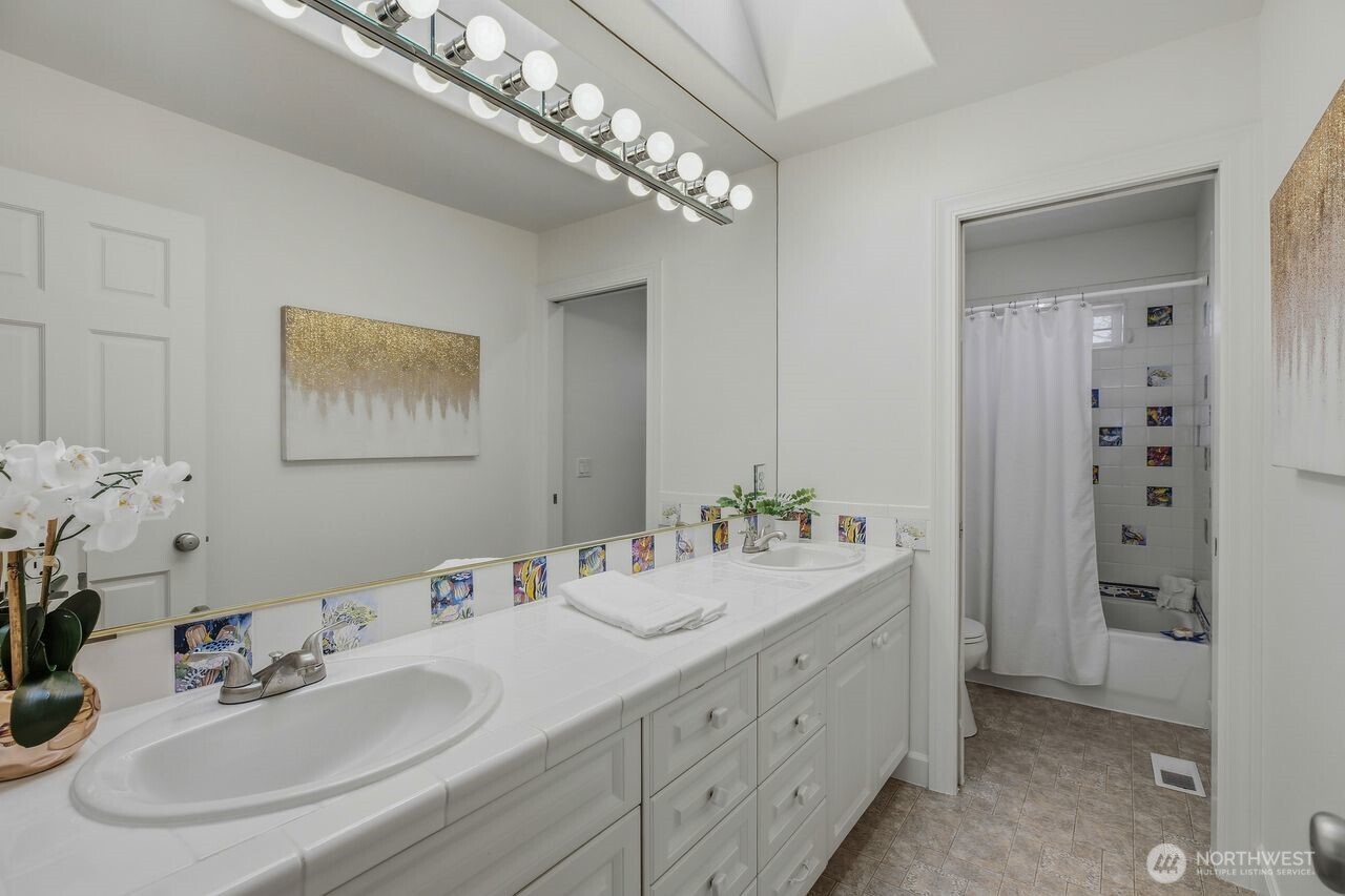 8696 Island Drive S Seattle WA 98118