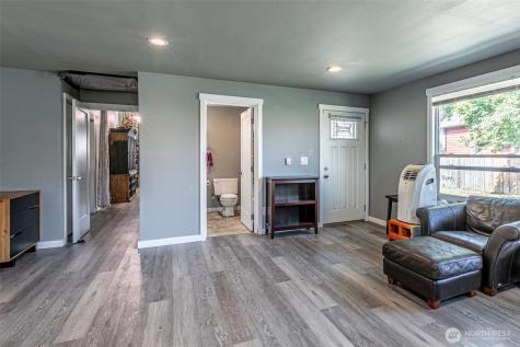 6827 S Thompson Avenue Tacoma WA 98408