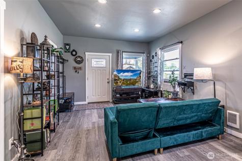 6827 S Thompson Avenue Tacoma WA 98408