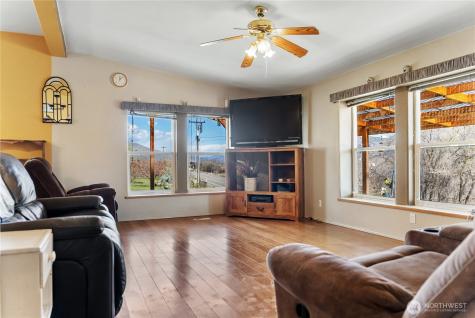 1673 Highway 7 Oroville WA 98844