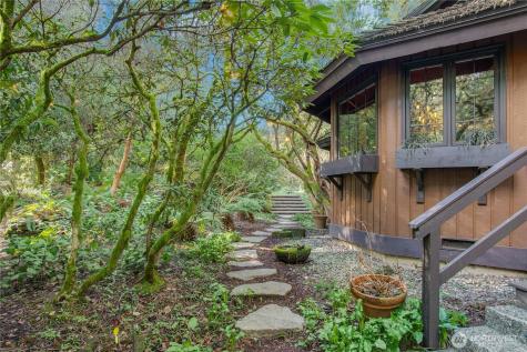 1815 102nd Place SE Bellevue WA 98004