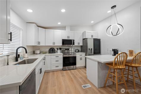 415 Lakeview Road Lynnwood WA 98087
