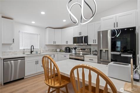 415 Lakeview Road Lynnwood WA 98087