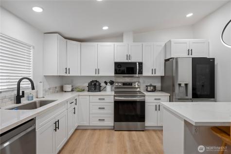 415 Lakeview Road Lynnwood WA 98087