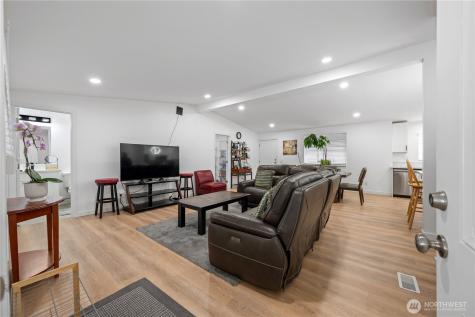 415 Lakeview Road Lynnwood WA 98087