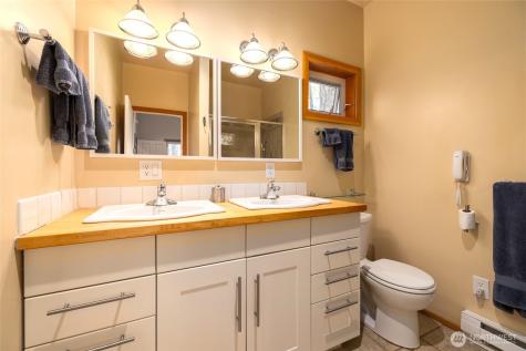 1354 Chinook Way Center Island WA 98221