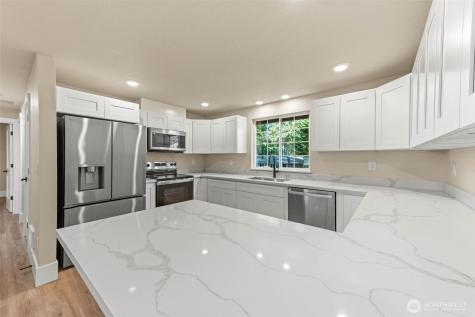136 Rainier Acres Road SE Rainier WA 98576