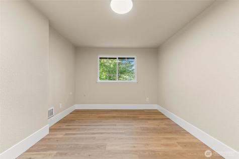 136 Rainier Acres Road SE Rainier WA 98576