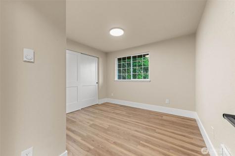 136 Rainier Acres Road SE Rainier WA 98576